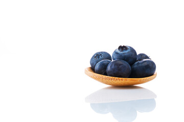 Wall Mural - Blueberries isolated on white background