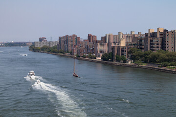 Wall Mural - Roosevelt Island Skyline along the East River with Boats in New York City