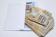 koperta z plikiem banknotów korumpująca często urzędników
