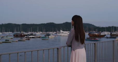 Canvas Print - Woman look at the sea in the evening