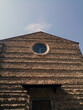 Facciata chiesa di San Francesco ad Arezzo con cielo