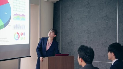 Poster - 講義する女性　プレゼンテーション　発表