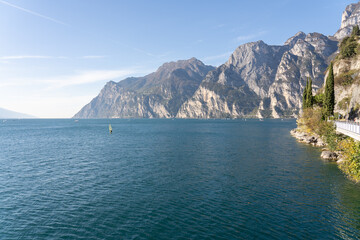 Wall Mural - Gardassee Sonnenuntergang Boot Surfer Italien Fahrrad Sport