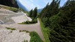 Flusslauf in den Bergen in der Schweiz