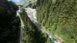 Drohnenflug über Fluss in den Bergen