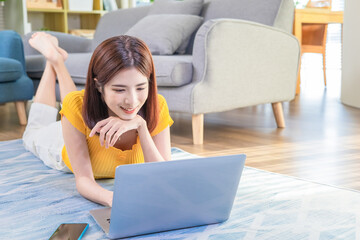 Canvas Print - Asian young woman use laptop