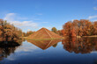 Goldener Herbsttag im Branitzer Park; Blick zur Seepyramide