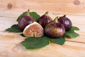 Canvas Print - Figs on table