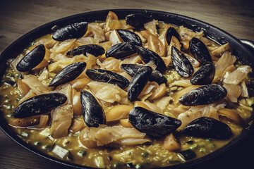 Poster - Closeup shot of a meal with mussels in the pan