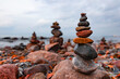 Gestapelte Steine an der Küste