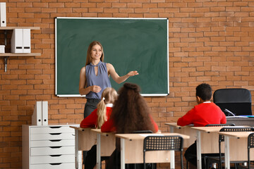 Canvas Print - Teacher conducting lesson in classroom