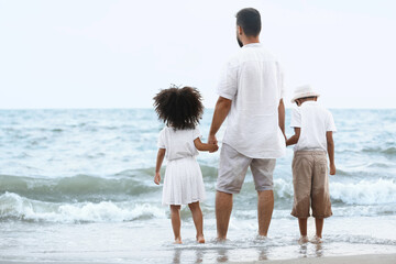 Poster - Little children with father on sea beach