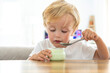 enfant mangeant un laitage