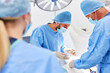 Ärzteteam arbeitet konzentriert beim chirurgischen Eingriff