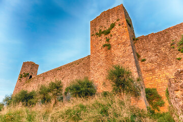 Fototapete - Medieval fortified city walls of the town of Monteriggioni, Italy