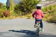 自転車に乗る子供