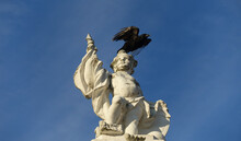 Ein Rabe Fliegt Von Einer Mythologischen Figur Am Karlsruher Schloss