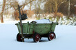 stary drewniany wózek na śniegu w ogrodzie zimowym