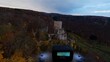Drohnenflug über eine alte Bergruine in Deutschland