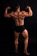 Gesunder junger Mann mit einem sehr Muskulösen Körper beim posieren