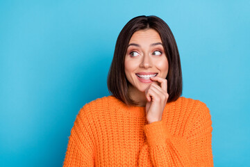 Wall Mural - portrait of attractive curious cheerful girl looking aside choosing copy space guess isolated over b