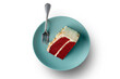 Tarta americana red velvet sobre plato azul y fondo blanco. American red velvet cake on a blue plate with white background.
