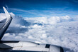 Wolken aus einem Flugzeug-Fenster beobachtet