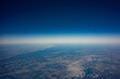 Horizont aus einem Flugzeug-Fenster beobachtet