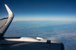 Landschaft aus einem Flugzeug-Fenster beobachtet