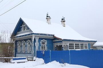 Wall Mural - Vintage wooden rural house in Sudislavl town, Kostroma region, Russia. Building facade, ornamental windows with carved frames. Russian traditional national style in old architecture. Kostroma landmark