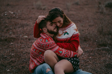 PAREJA DE ENAMORADOS CON JERSEIS NAVIDEÑOS