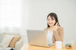 © buritora - 家でノートパソコンを使う女性（笑顔）