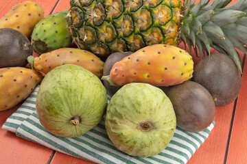 Wall Mural - ananas frais et fruits exotiques sur fond rouge