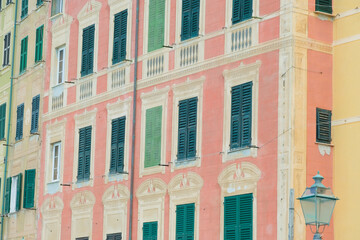 Gli edifici che compongono la cosiddetta Palazzata di Camogli, in Liguria.