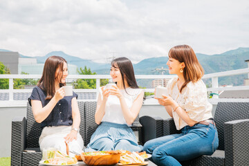 Poster - 屋上でお茶会をする女性たち
