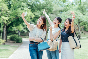 Poster - 旅行する女性たち（スマホ・自撮り）
