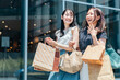 ショッピングを楽しむ女性たち（2人）（アジア人・中国人・日本人・韓国人）
