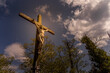 crucifix, arbres et nuages