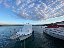 Krk Insel Punat Kroatien Kvarner Bucht Adria Gespanschaft Primorje-Gorski Kotar - Hafen Boot Schiff Yacht Bei Sonnenaufgang Im Sommer