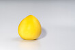 żółty owoc pomelo na jednolitym białym tle