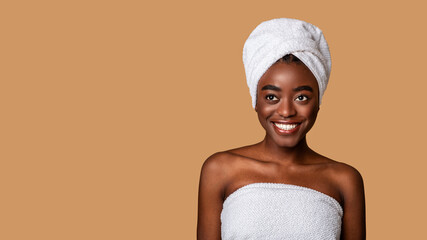 Wall Mural - Portrait of beautiful young black woman posing at studio