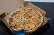 pizza cheese  viel käse firsch lieferdienst verpackung pappe pappkarton pizzaschachtel liefern