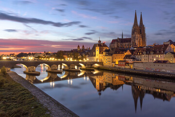 Wall Mural - wunderschöner Sonnenaufgang über Regensburg mit herrlichen Wolken und einem tollen Licht