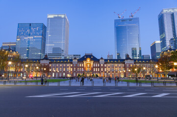 Poster - 東京都千代田区丸の内の東京駅周辺の夜の都市景観