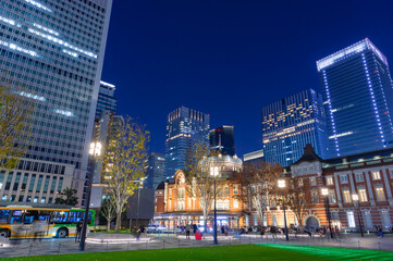 Wall Mural - 東京都千代田区丸の内の東京駅周辺の夜の都市景観