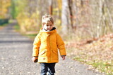 Fototapeta Do akwarium - CHłopiec na jesiennym spacerze