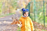 Fototapeta Do akwarium - CHłopiec na jesiennym spacerze