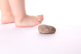 Fototapeta  - Kamień - stopa dziecka - przeszkoda - symbol równowagi i niewinności 