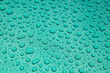 Krople deszczu na zielonej karoserii