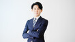© aijiro - 腕組みをするビジネスマン